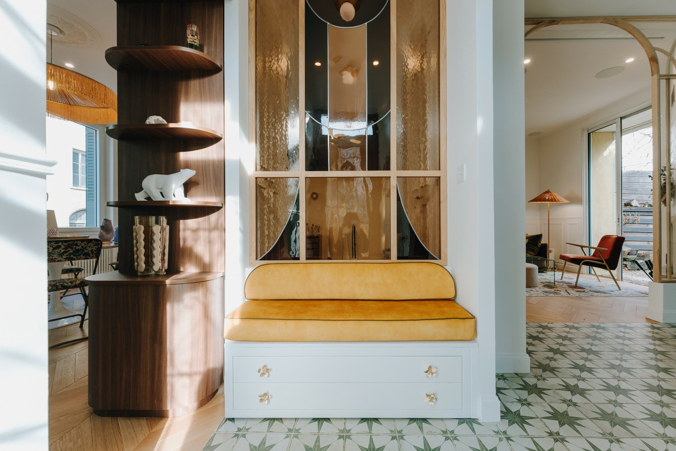 entrée Découvrez cette magnifique entrée de maison du XVIIIe siècle, sublimée par une rénovation complète orchestrée par notre équipe. En tant qu'architecte d'intérieur passionnée par l'histoire et le design, j'ai repensé cet espace pour le rendre à la fois fonctionnel et esthétique, tout en respectant son charme d'origine.