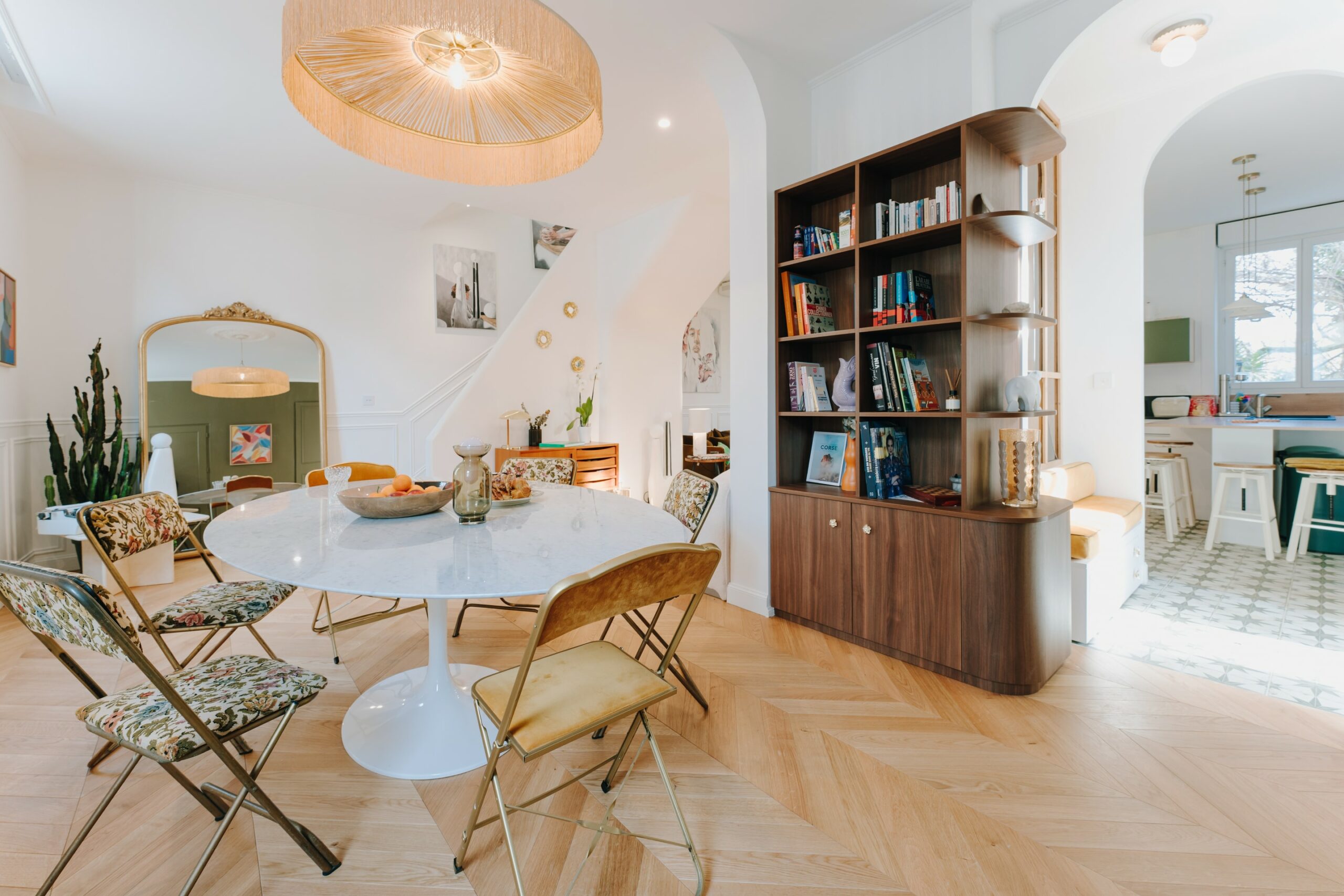 Salle à manger l'escalier a été entièrement refait par Alexandra Hilvert intérieurs. Plus qu'un simple élément fonctionnel, il devient un véritable objet de décoration, avec ses lignes épurées, ses matériaux nobles et ses détails soignés. Il apporte une touche de modernité et de légèreté à l'ensemble.