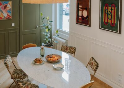 Alexandra Hilvert a apporté un soin particulier à la décoration, en intégrant des œuvres d'artistes lyonnaises qui apportent une touche de couleur et de personnalité à l'ensemble.
