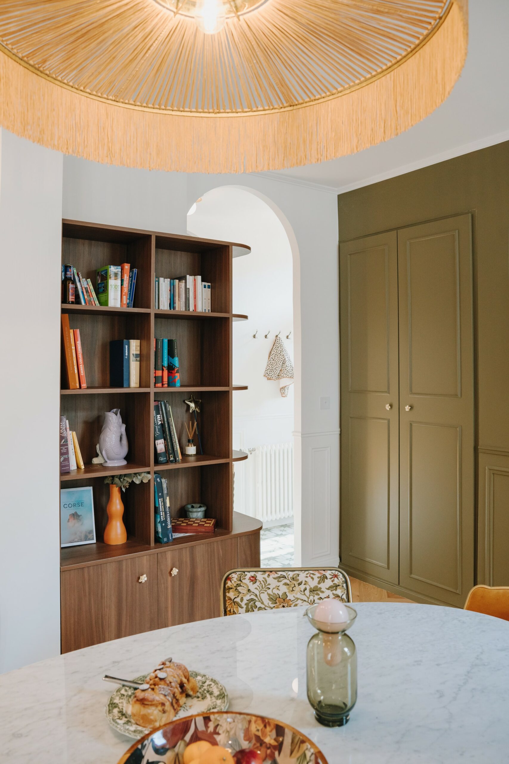 Bibliothèque a conçu et réalisé une bibliothèque sur mesure, qui s'intègre parfaitement à l'espace et offre de nombreux rangements. Elle permet de mettre en valeur les livres et les objets décoratifs des propriétaires, tout en apportant une touche de chaleur et de convivialité à l'ensemble.