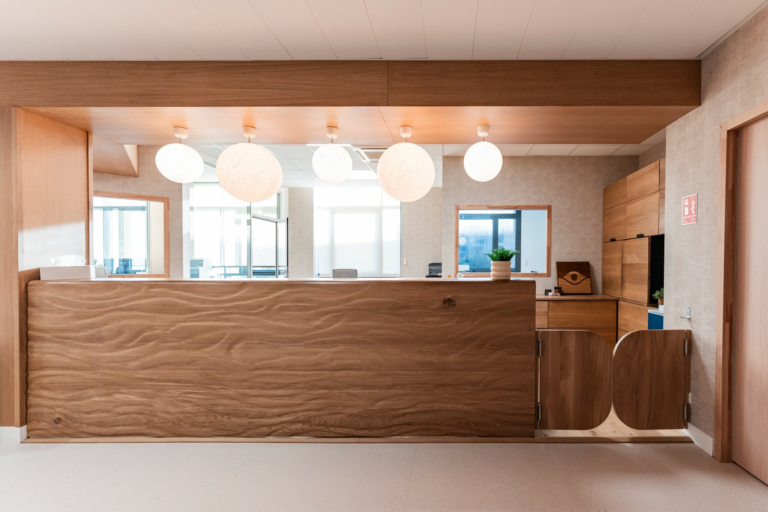 acceuil Banque d'accueil en bois sculpté sur mesure
