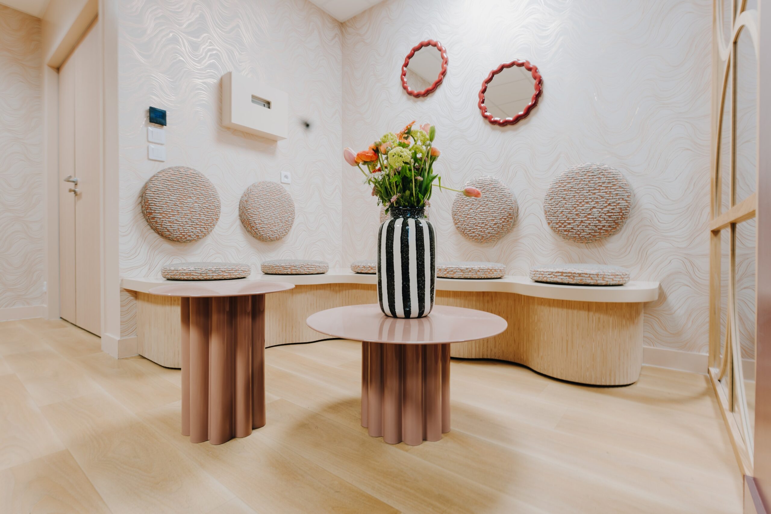 Design d'intérieur

Aménagement d'espace professionnel

Décoration contemporaine

Palette de couleurs chaleureuses

Mobilier organique

Style Art Déco revisité

Espace d'accueil (ou Réception)

Matériaux naturels

Agencement sur mesure

Confort visuel