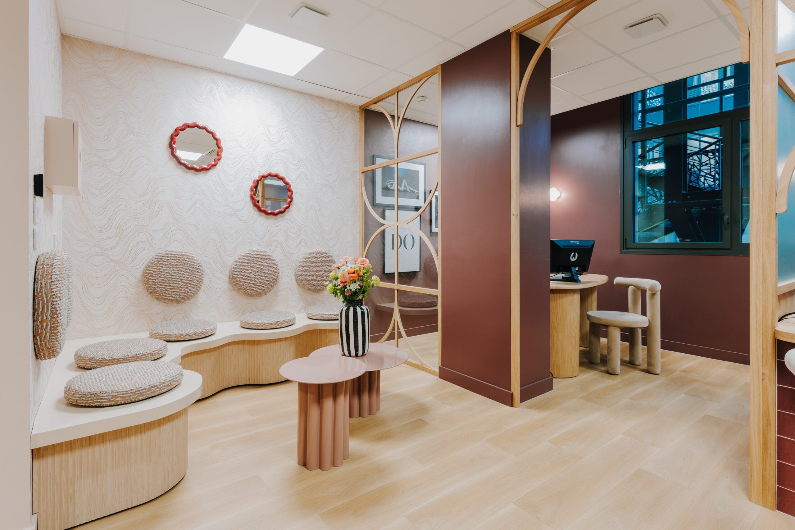 Un Havre de Douceur au Cœur de la Clinique Protestante de Caluire Au sein de la Clinique Protestante de Caluire, nous avons eu le privilège de repenser l'espace d'un cabinet médical, en y insufflant une atmosphère de douceur et de sérénité. Notre objectif principal était de créer un environnement où les patients se sentent apaisés et réconfortés dès leur entrée.