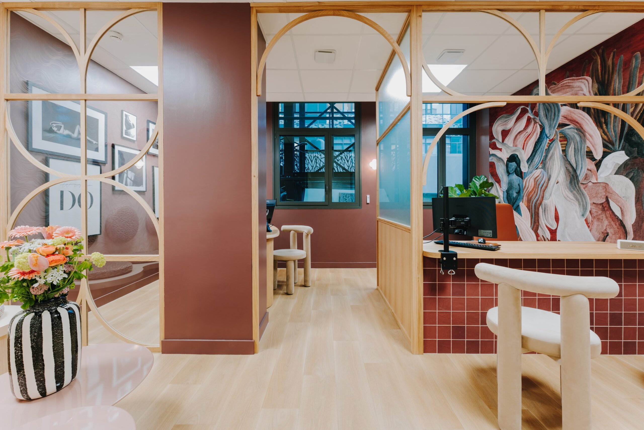 Design d'intérieur

Aménagement d'espace professionnel

Décoration contemporaine

Palette de couleurs chaleureuses

Mobilier organique

Style Art Déco revisité

Espace d'accueil (ou Réception)

Matériaux naturels

Agencement sur mesure

Confort visuel