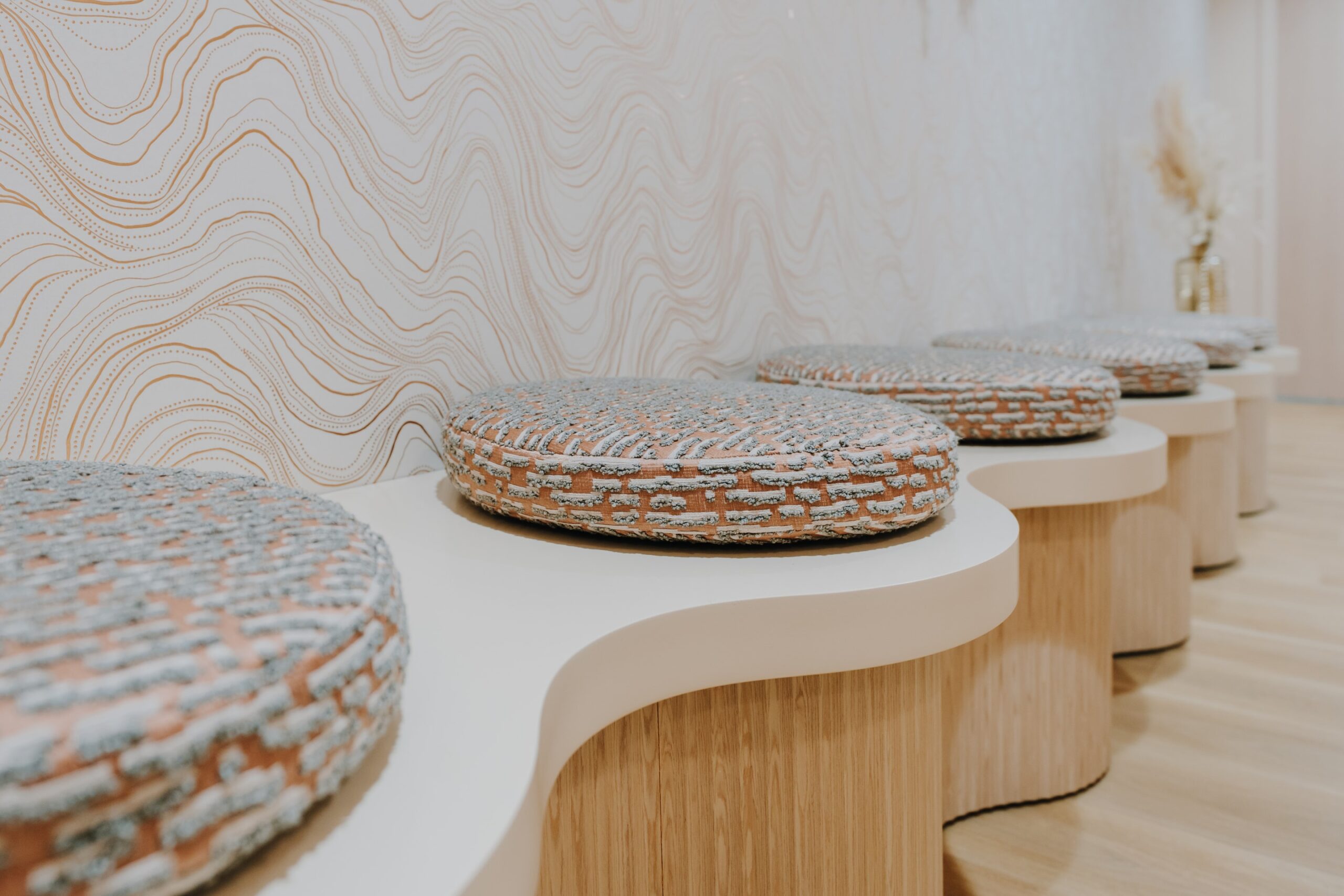 Banquette sur-mesure, papier-peint