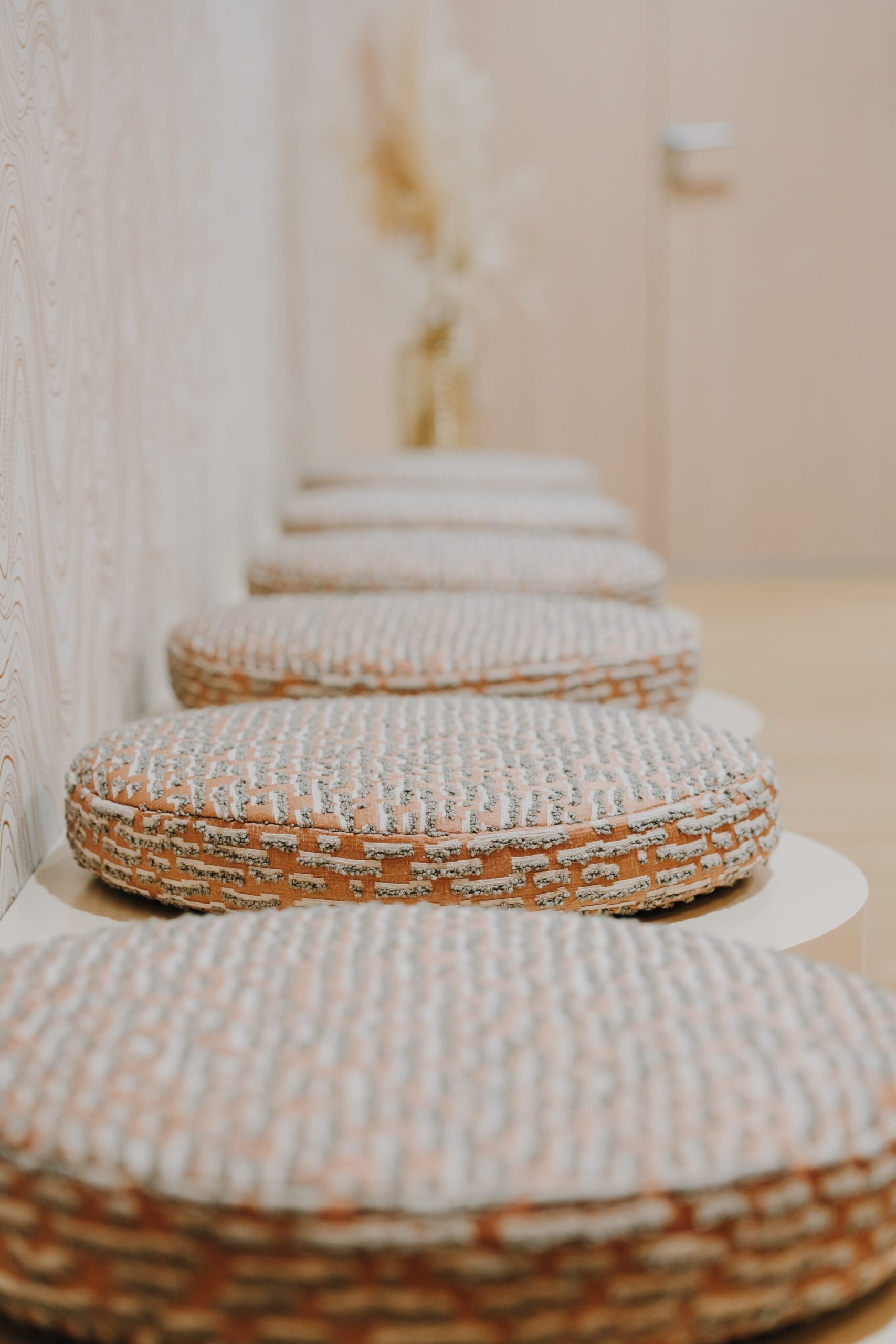 Design d'intérieur

Aménagement d'espace professionnel

Décoration contemporaine

Palette de couleurs chaleureuses

Mobilier organique

Style Art Déco revisité

Espace d'accueil (ou Réception)

Matériaux naturels

Agencement sur mesure

Confort visuel