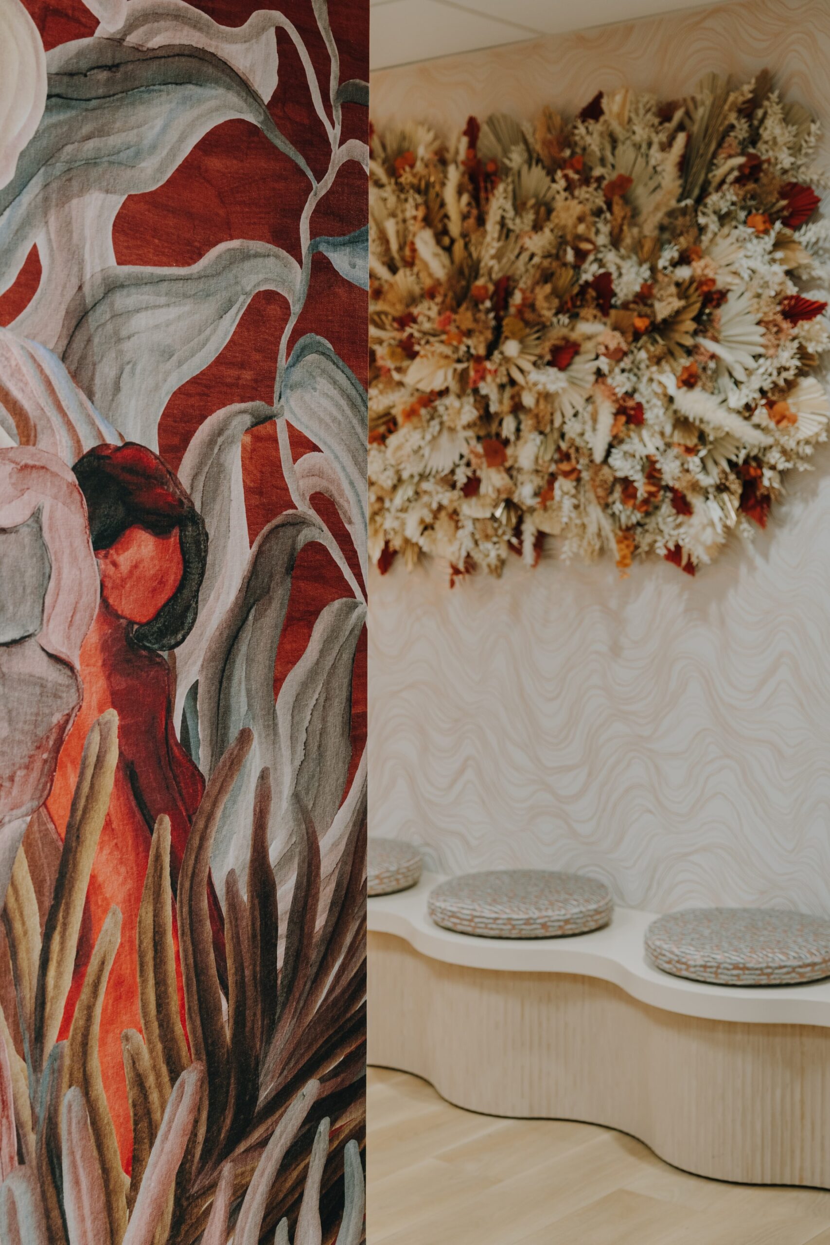 Design d'intérieur Aménagement d'espace professionnel Décoration contemporaine Palette de couleurs chaleureuses Mobilier organique Style Art Déco revisité Espace d'accueil (ou Réception) Matériaux naturels Agencement sur mesure Confort visuel