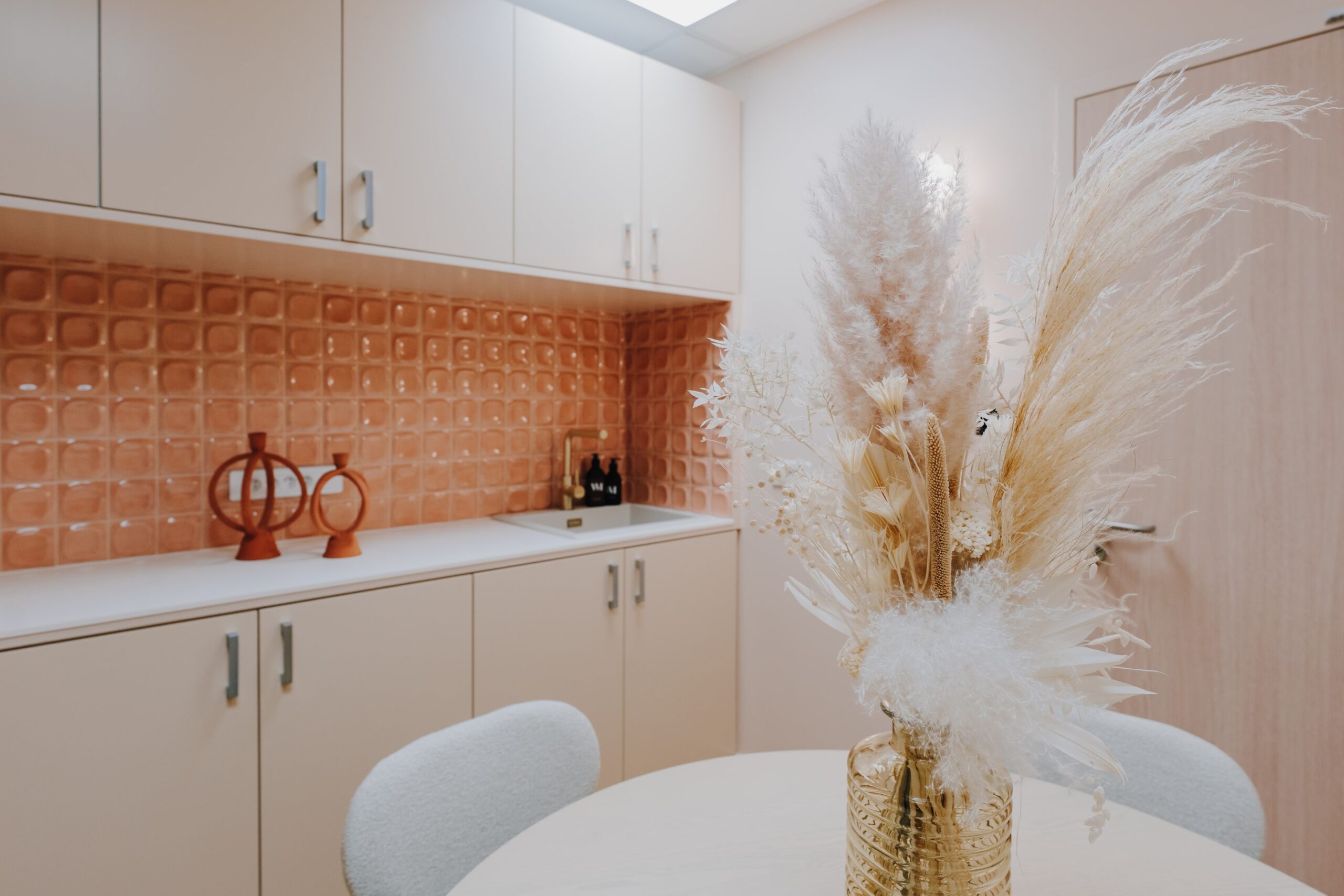 Design d'intérieur

Aménagement d'espace professionnel

Décoration contemporaine

Palette de couleurs chaleureuses

Mobilier organique

Style Art Déco revisité

Espace d'accueil (ou Réception)

Matériaux naturels

Agencement sur mesure

Confort visuel