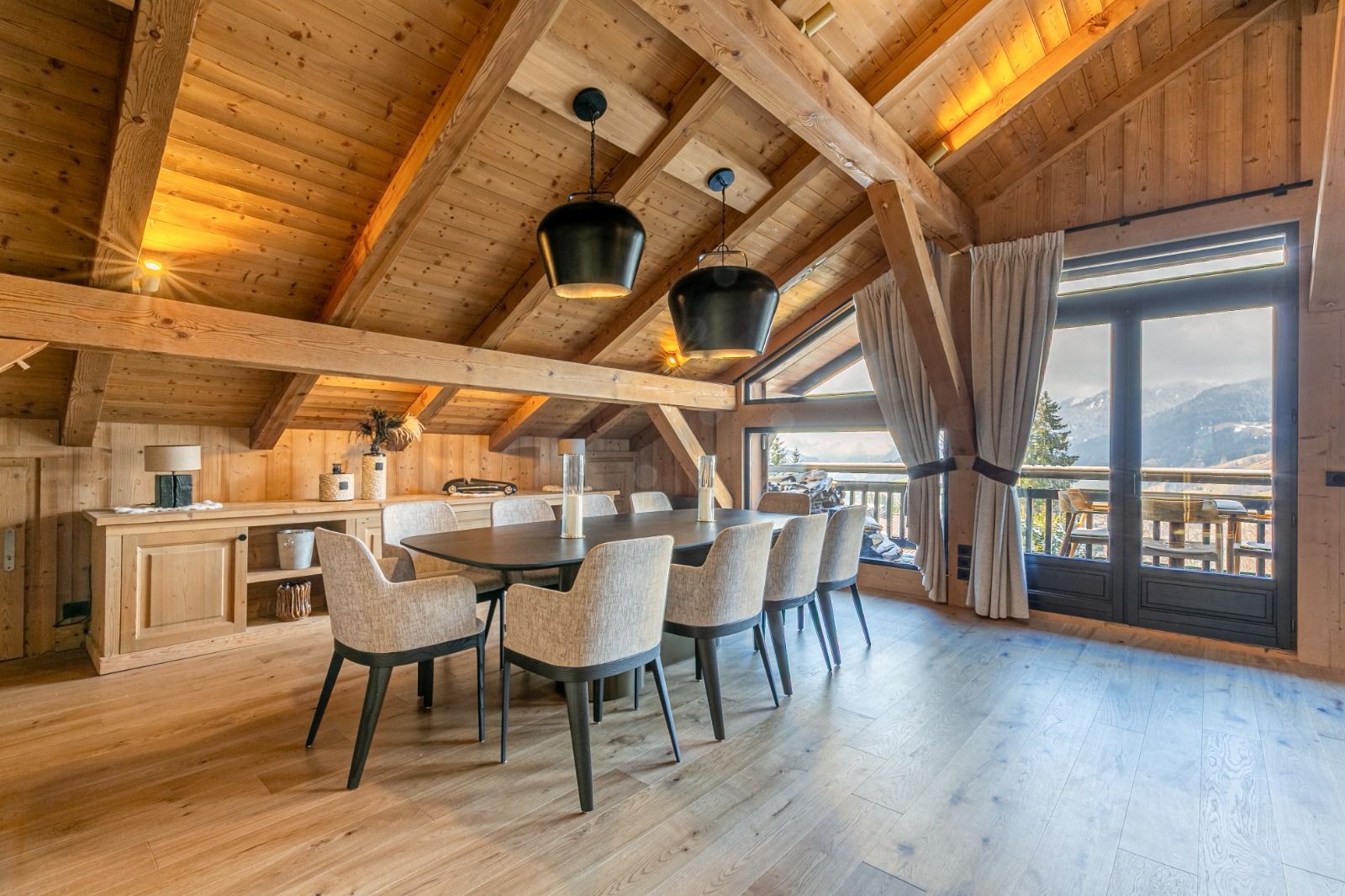 Un écrin de charme au cœur de Mégève : Rénovation d'un duplex d'exception Niché au sein d'un ancien corps de ferme, ce duplex atypique de 240m² à Mégève offre une expérience de vie unique, où l'authenticité rencontre le confort moderne. La particularité de ce bien réside dans l'agencement de ses espaces de vie : séjour, salon et salle à manger se déploient avec élégance à l'étage, offrant un panorama somptueux sur les montagnes environnantes. Notre mission a été de sublimer ce cadre exceptionnel, en créant un intérieur à la fois chaleureux, accueillant et fonctionnel. Pour capturer et amplifier la beauté du paysage, de grands miroirs ont été stratégiquement placés au-dessus de l'escalier, face à la baie vitrée. Ils agissent comme des fenêtres supplémentaires, inondant l'espace de lumière naturelle et invitant la nature à pénétrer les lieux.