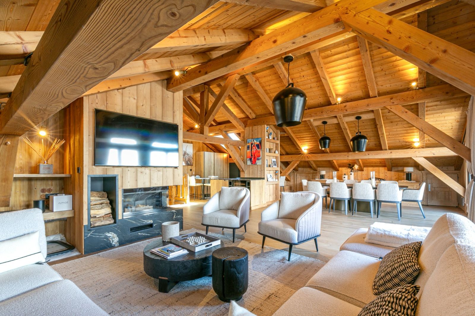 Salon Le choix de matériaux haut de gamme a été primordial pour conférer à cet appartement son caractère exceptionnel. Bois chaleureux, textures douces et finitions soignées se conjuguent pour créer une atmosphère à la fois luxueuse et conviviale. Ce duplex à Mégève est bien plus qu'un simple lieu de séjour : c'est un véritable havre de paix, conçu pour offrir des moments inoubliables en famille ou entre amis, avec la majestueuse nature alpine comme toile de fond.