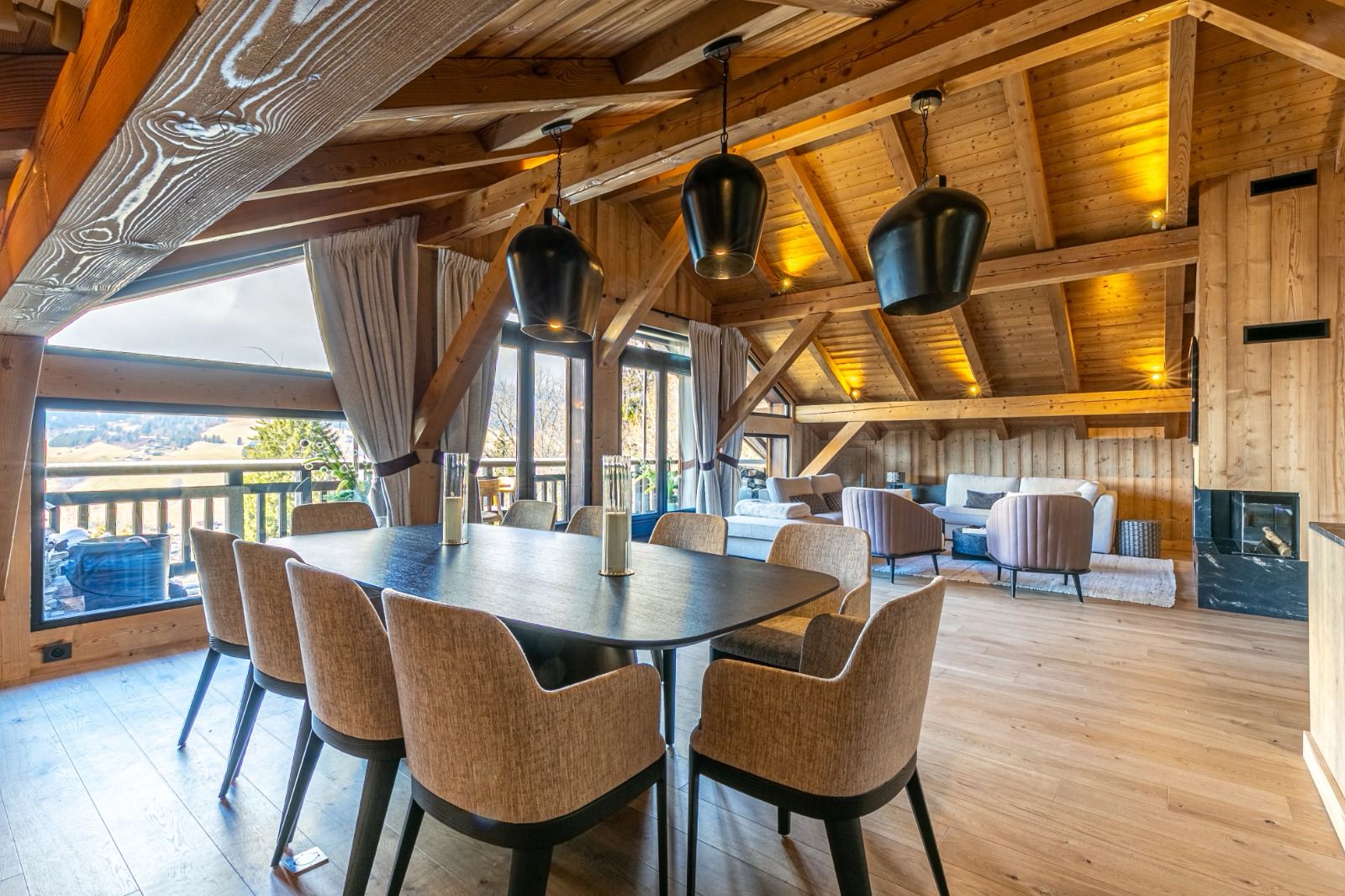 Salle à m Un écrin de charme au cœur de Mégève : Rénovation d'un duplex d'exception Niché au sein d'un ancien corps de ferme, ce duplex atypique de 240m² à Mégève offre une expérience de vie unique, où l'authenticité rencontre le confort moderne. La particularité de ce bien réside dans l'agencement de ses espaces de vie : séjour, salon et salle à manger se déploient avec élégance à l'étage, offrant un panorama somptueux sur les montagnes environnantes. Notre mission a été de sublimer ce cadre exceptionnel, en créant un intérieur à la fois chaleureux, accueillant et fonctionnel. Pour capturer et amplifier la beauté du paysage, de grands miroirs ont été stratégiquement placés au-dessus de l'escalier, face à la baie vitrée. Ils agissent comme des fenêtres supplémentaires, inondant l'espace de lumière naturelle et invitant la nature à pénétrer les lieux.