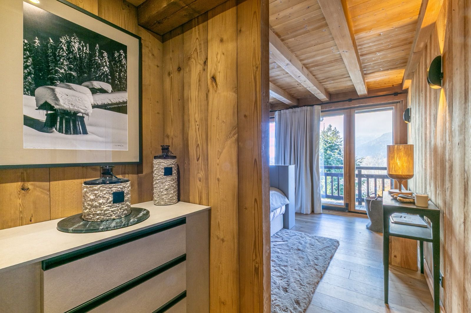 Vue, vue montagne, chambre, suite parentale L'espace nuit se compose de quatre chambres confortables et d'un dortoir intimiste, chacun offrant un refuge paisible après une journée passée à explorer les pistes ou à profiter de l'air pur de la montagne. Chaque chambre bénéficie de sa propre salle de bain, garantissant intimité et confort à tous les occupants.