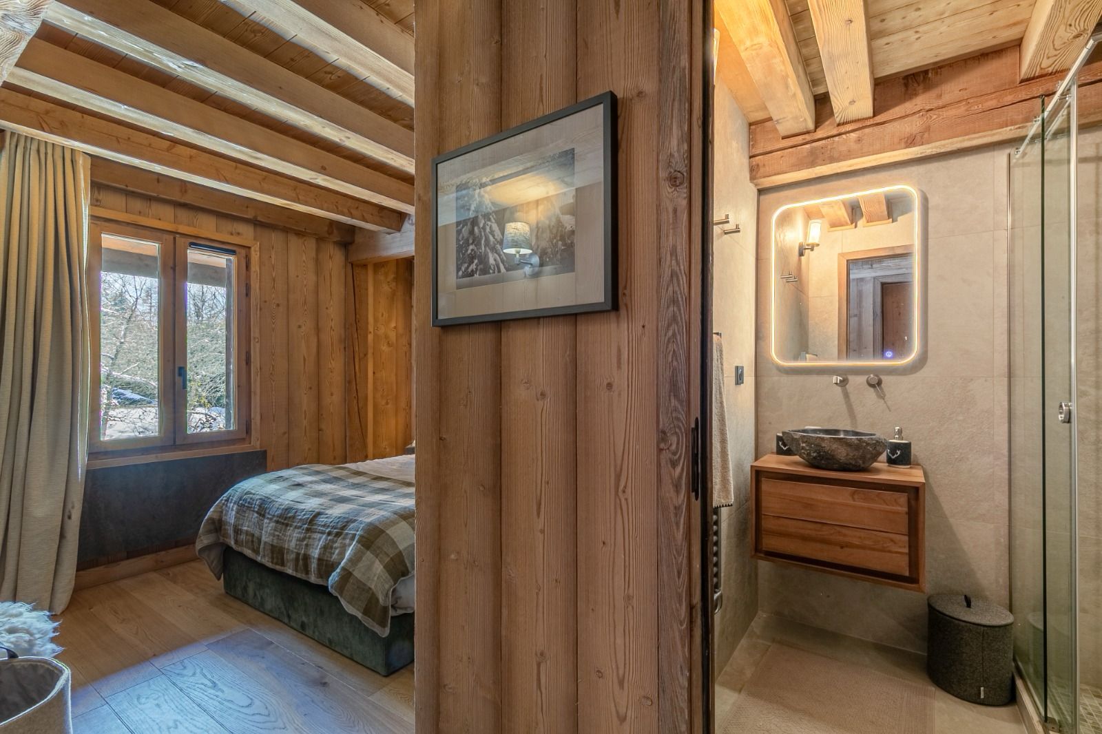 Chambre, suite parentale, montagne, salle de douche L'espace nuit se compose de quatre chambres confortables et d'un dortoir intimiste, chacun offrant un refuge paisible après une journée passée à explorer les pistes ou à profiter de l'air pur de la montagne. Chaque chambre bénéficie de sa propre salle de bain, garantissant intimité et confort à tous les occupants.