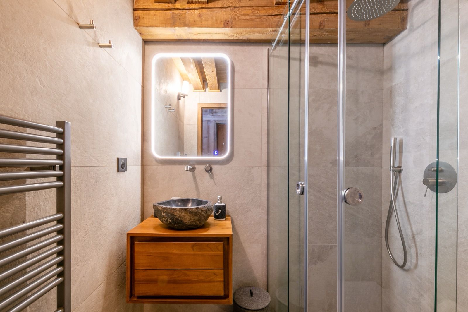 Espace nuit, salle de douche, salle de bain, L'espace nuit se compose de quatre chambres confortables et d'un dortoir intimiste, chacun offrant un refuge paisible après une journée passée à explorer les pistes ou à profiter de l'air pur de la montagne. Chaque chambre bénéficie de sa propre salle de bain, garantissant intimité et confort à tous les occupants.