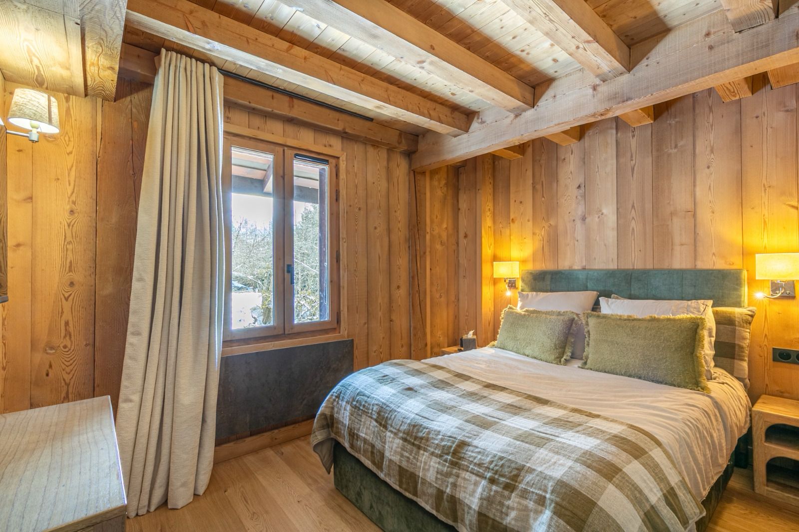 Chambre, montagne, bois, poutres L'espace nuit se compose de quatre chambres confortables et d'un dortoir intimiste, chacun offrant un refuge paisible après une journée passée à explorer les pistes ou à profiter de l'air pur de la montagne. Chaque chambre bénéficie de sa propre salle de bain, garantissant intimité et confort à tous les occupants.
