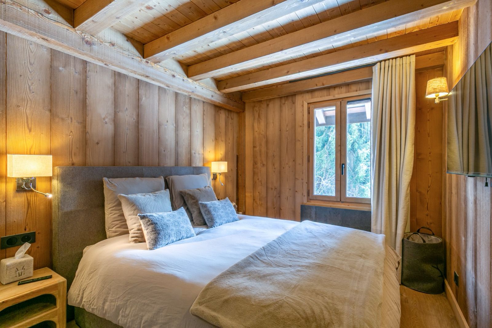 Chambren vue, montagne, vois, aménagement, décoration L'espace nuit se compose de quatre chambres confortables et d'un dortoir intimiste, chacun offrant un refuge paisible après une journée passée à explorer les pistes ou à profiter de l'air pur de la montagne. Chaque chambre bénéficie de sa propre salle de bain, garantissant intimité et confort à tous les occupants.