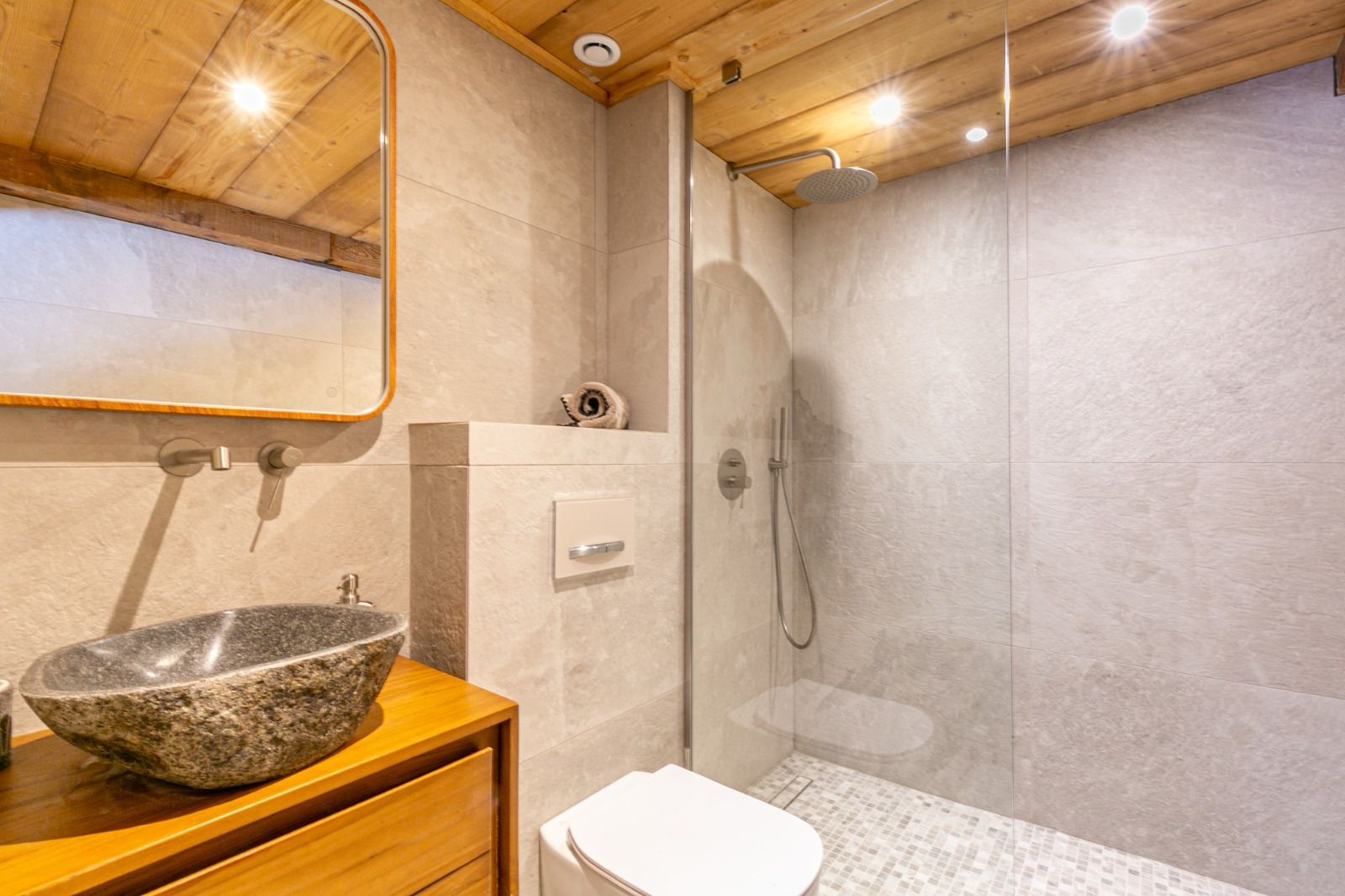 Espace nuit, salle de bain, salle de douche, L'espace nuit se compose de quatre chambres confortables et d'un dortoir intimiste, chacun offrant un refuge paisible après une journée passée à explorer les pistes ou à profiter de l'air pur de la montagne. Chaque chambre bénéficie de sa propre salle de bain, garantissant intimité et confort à tous les occupants.