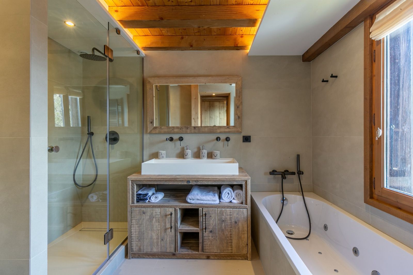 salle de bain L'espace nuit se compose de quatre chambres confortables et d'un dortoir intimiste, chacun offrant un refuge paisible après une journée passée à explorer les pistes ou à profiter de l'air pur de la montagne. Chaque chambre bénéficie de sa propre salle de bain, garantissant intimité et confort à tous les occupants.