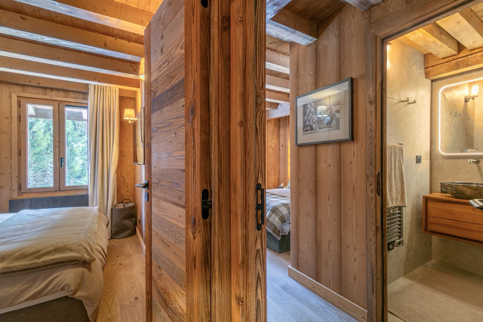 Cahmbres, chalet, megève, montagne L'espace nuit se compose de quatre chambres confortables et d'un dortoir intimiste, chacun offrant un refuge paisible après une journée passée à explorer les pistes ou à profiter de l'air pur de la montagne. Chaque chambre bénéficie de sa propre salle de bain, garantissant intimité et confort à tous les occupants.