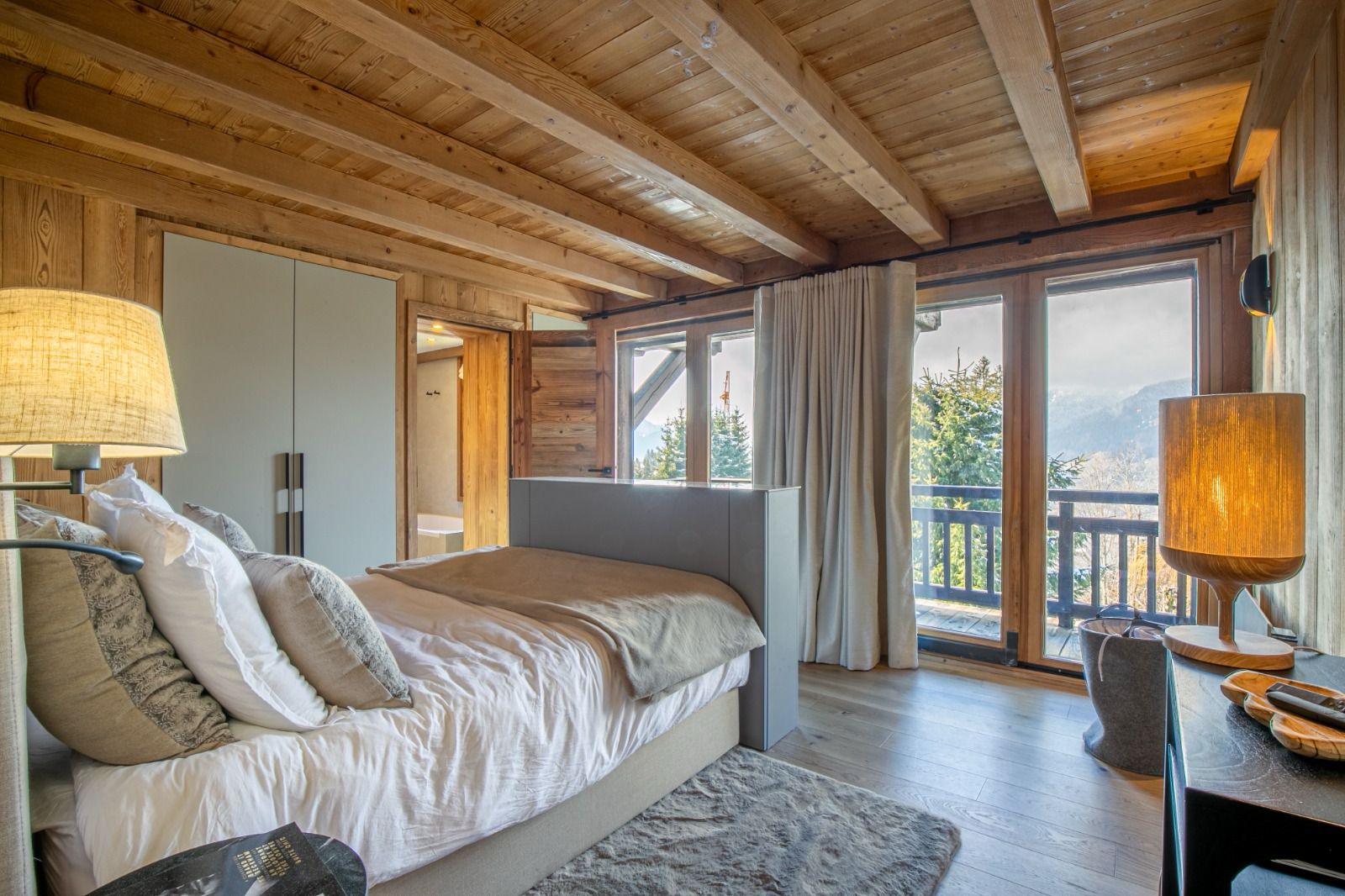 Suite parentale, télé, télévision, décoration, architecte d'intérieur montagne, beau, décoratrice, décoratrice d'intérieur, aménagement L'espace nuit se compose de quatre chambres confortables et d'un dortoir intimiste, chacun offrant un refuge paisible après une journée passée à explorer les pistes ou à profiter de l'air pur de la montagne. Chaque chambre bénéficie de sa propre salle de bain, garantissant intimité et confort à tous les occupants.