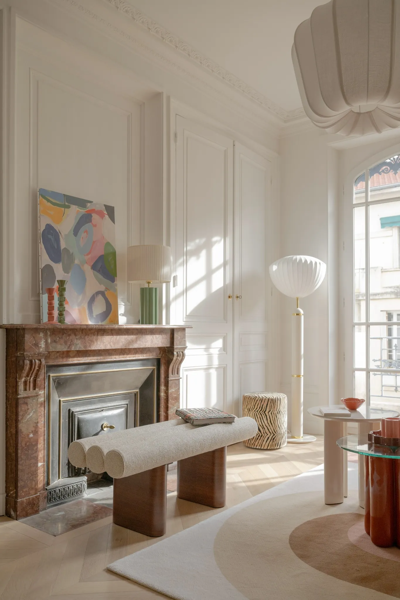 Un écrin de charme au cœur de Mégève : Rénovation d'un duplex d'exception Niché au sein d'un ancien corps de ferme, ce duplex atypique de 240m² à Mégève offre une expérience de vie unique, où l'authenticité rencontre le confort moderne. La particularité de ce bien réside dans l'agencement de ses espaces de vie : séjour, salon et salle à manger se déploient avec élégance à l'étage, offrant un panorama somptueux sur les montagnes environnantes. Notre mission a été de sublimer ce cadre exceptionnel, en créant un intérieur à la fois chaleureux, accueillant et fonctionnel. Pour capturer et amplifier la beauté du paysage, de grands miroirs ont été stratégiquement placés au-dessus de l'escalier, face à la baie vitrée. Ils agissent comme des fenêtres supplémentaires, inondant l'espace de lumière naturelle et invitant la nature à pénétrer les lieux.