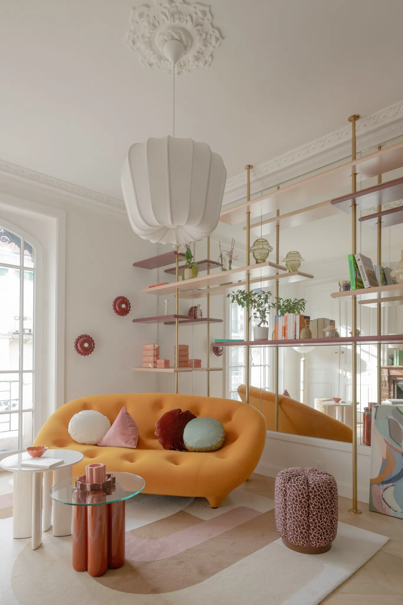 Situé au cœur du quartier des Brotteaux dans le 6ᵉ arrondissement de Lyon, cet appartement haussmannien T3 a fait l’objet d’une rénovation complète, pensée avec subtilité et douceur. L’enjeu : moderniser les volumes tout en respectant le cachet de l’ancien et en intégrant un élément central fort — un aquarium, véritable point de départ du projet.