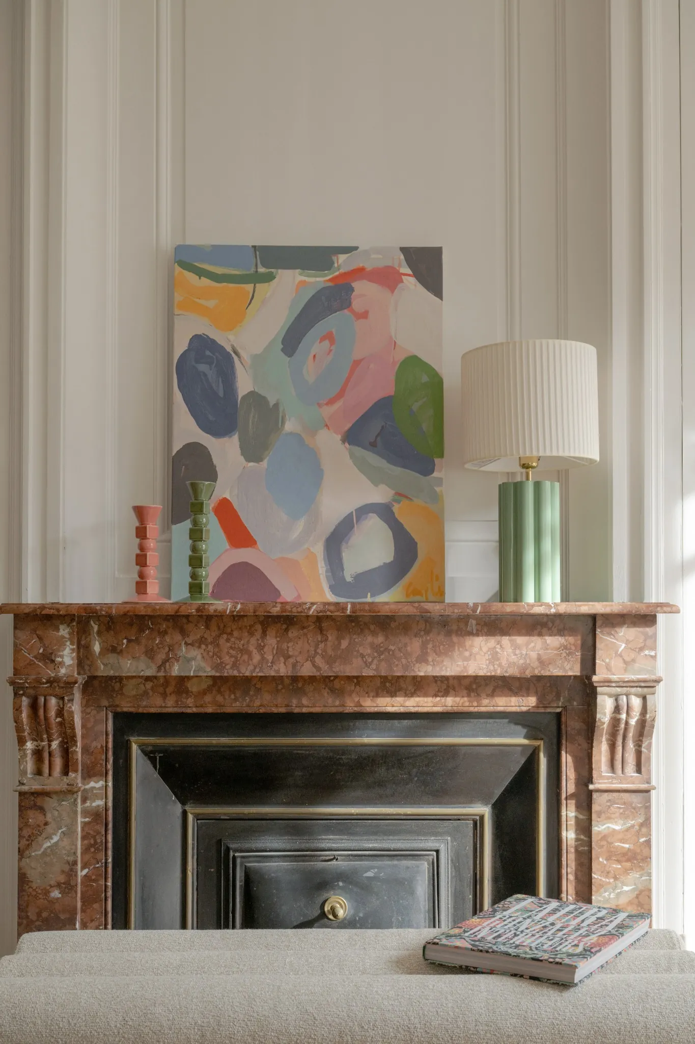 Situé au cœur du quartier des Brotteaux dans le 6ᵉ arrondissement de Lyon, cet appartement haussmannien T3 a fait l’objet d’une rénovation complète, pensée avec subtilité et douceur. L’enjeu : moderniser les volumes tout en respectant le cachet de l’ancien et en intégrant un élément central fort — un aquarium, véritable point de départ du projet.