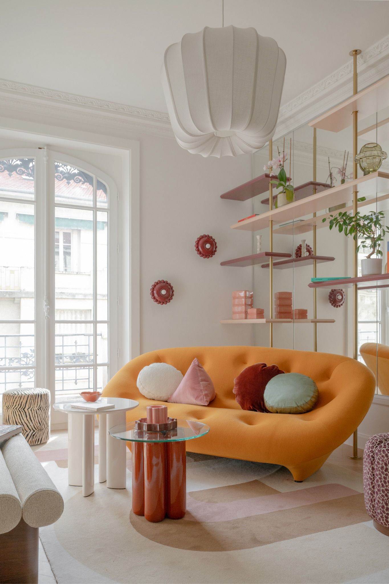 Situé au cœur du quartier des Brotteaux dans le 6ᵉ arrondissement de Lyon, cet appartement haussmannien T3 a fait l’objet d’une rénovation complète, pensée avec subtilité et douceur. L’enjeu : moderniser les volumes tout en respectant le cachet de l’ancien et en intégrant un élément central fort — un aquarium, véritable point de départ du projet.