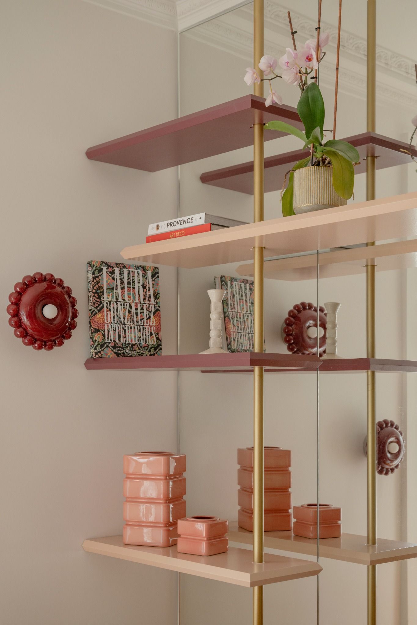 Situé au cœur du quartier des Brotteaux dans le 6ᵉ arrondissement de Lyon, cet appartement haussmannien T3 a fait l’objet d’une rénovation complète, pensée avec subtilité et douceur. L’enjeu : moderniser les volumes tout en respectant le cachet de l’ancien et en intégrant un élément central fort — un aquarium, véritable point de départ du projet.