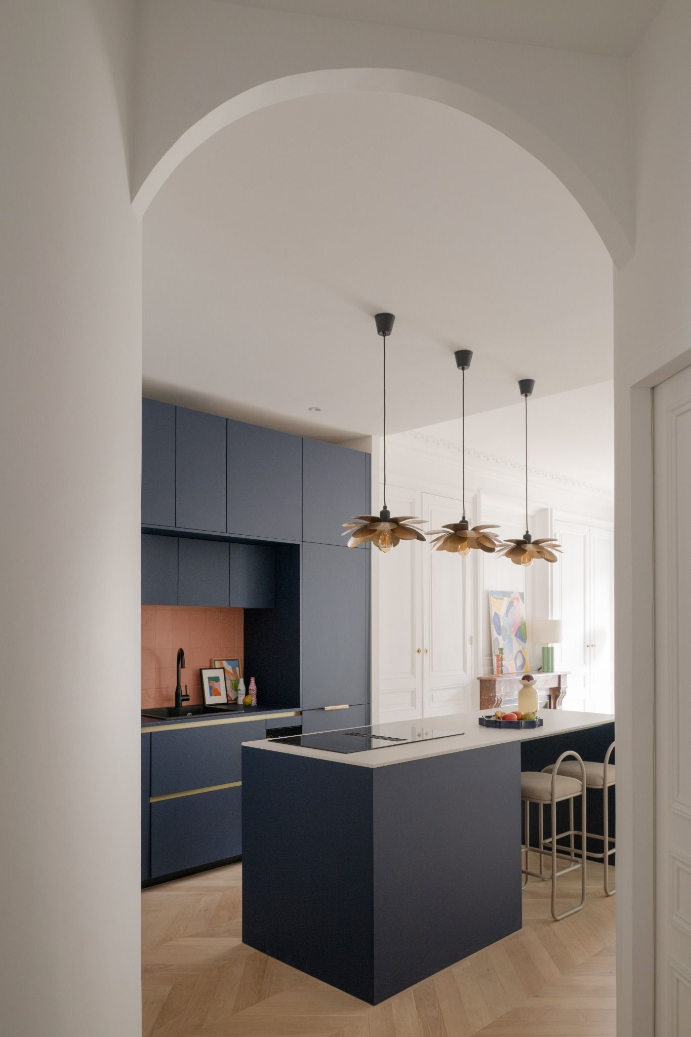 Situé au cœur du quartier des Brotteaux dans le 6ᵉ arrondissement de Lyon, cet appartement haussmannien T3 a fait l’objet d’une rénovation complète, pensée avec subtilité et douceur. L’enjeu : moderniser les volumes tout en respectant le cachet de l’ancien et en intégrant un élément central fort — un aquarium, véritable point de départ du projet.