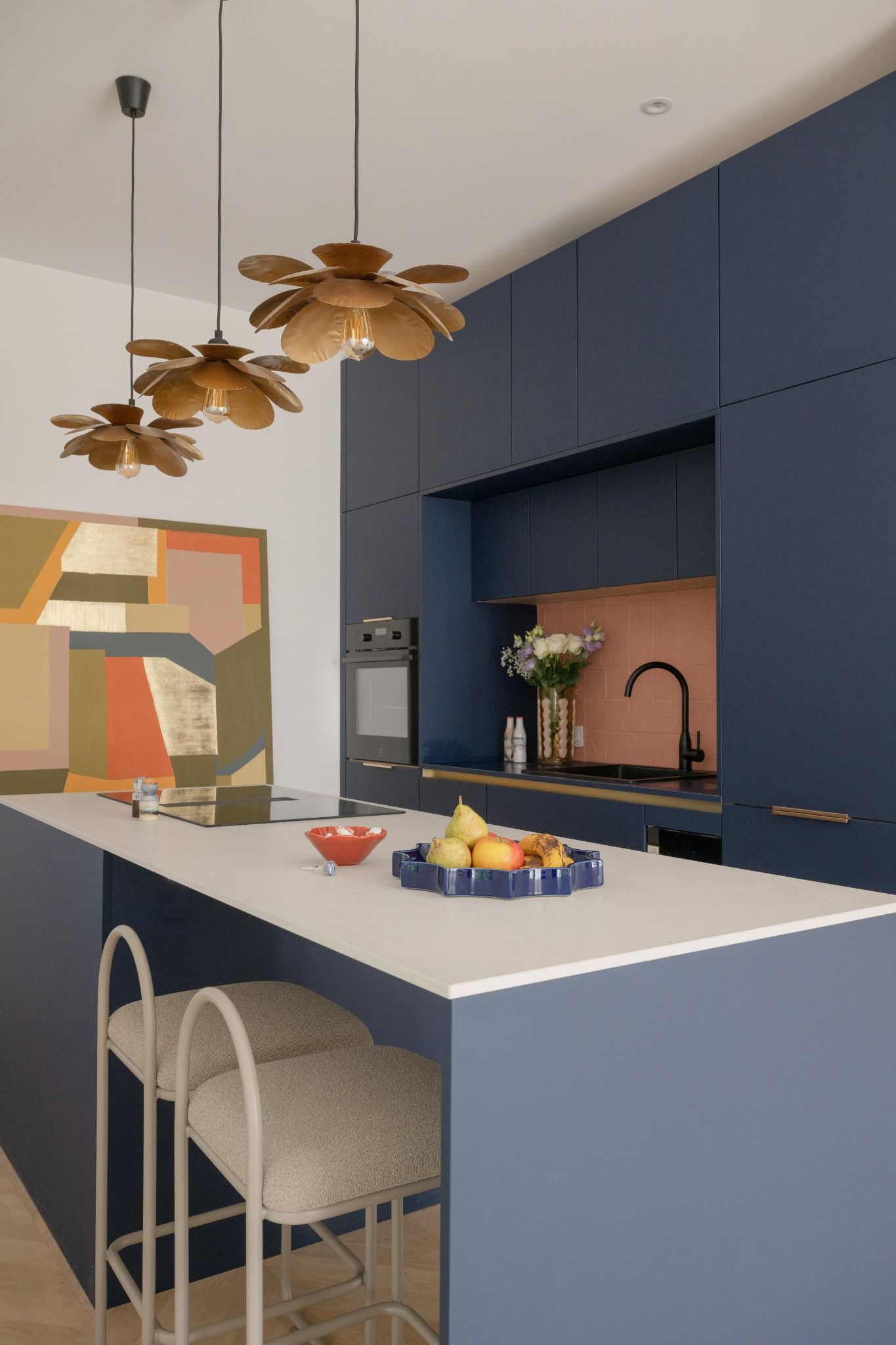 Situé au cœur du quartier des Brotteaux dans le 6ᵉ arrondissement de Lyon, cet appartement haussmannien T3 a fait l’objet d’une rénovation complète, pensée avec subtilité et douceur. L’enjeu : moderniser les volumes tout en respectant le cachet de l’ancien et en intégrant un élément central fort — un aquarium, véritable point de départ du projet.