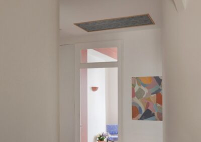 Situé au cœur du quartier des Brotteaux dans le 6ᵉ arrondissement de Lyon, cet appartement haussmannien T3 a fait l’objet d’une rénovation complète, pensée avec subtilité et douceur. L’enjeu : moderniser les volumes tout en respectant le cachet de l’ancien et en intégrant un élément central fort — un aquarium, véritable point de départ du projet.