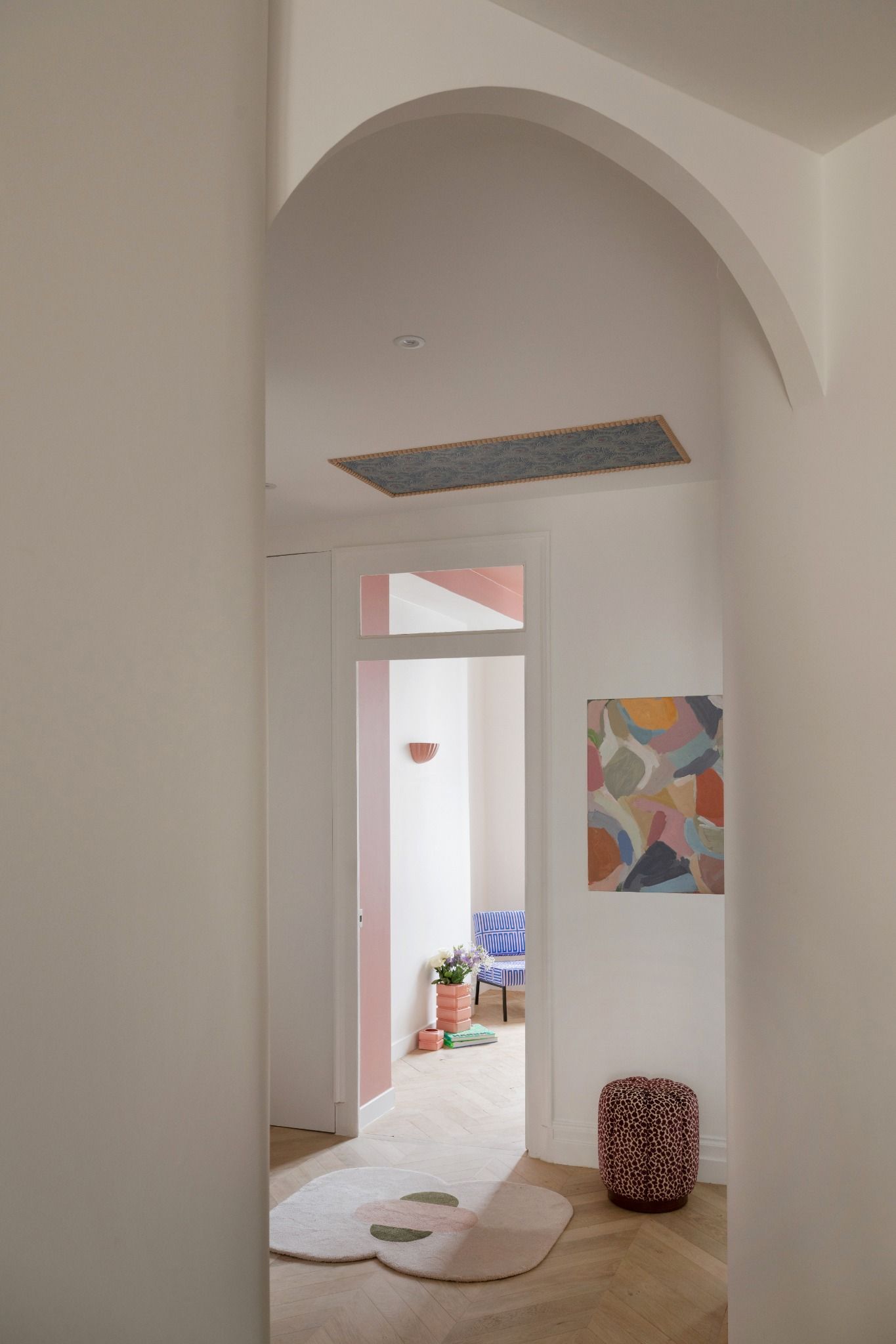 Situé au cœur du quartier des Brotteaux dans le 6ᵉ arrondissement de Lyon, cet appartement haussmannien T3 a fait l’objet d’une rénovation complète, pensée avec subtilité et douceur. L’enjeu : moderniser les volumes tout en respectant le cachet de l’ancien et en intégrant un élément central fort — un aquarium, véritable point de départ du projet.