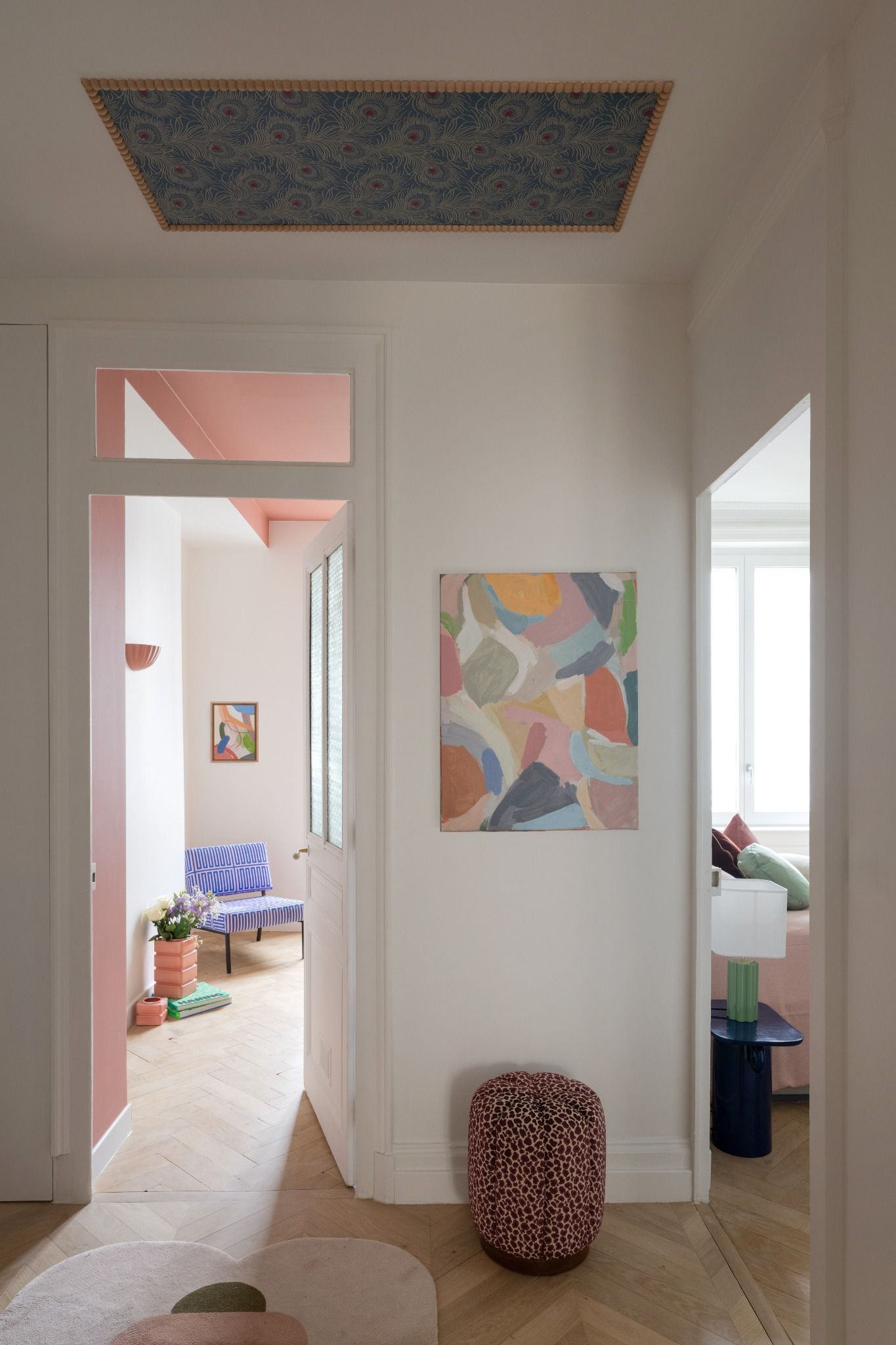 Situé au cœur du quartier des Brotteaux dans le 6ᵉ arrondissement de Lyon, cet appartement haussmannien T3 a fait l’objet d’une rénovation complète, pensée avec subtilité et douceur. L’enjeu : moderniser les volumes tout en respectant le cachet de l’ancien et en intégrant un élément central fort — un aquarium, véritable point de départ du projet.