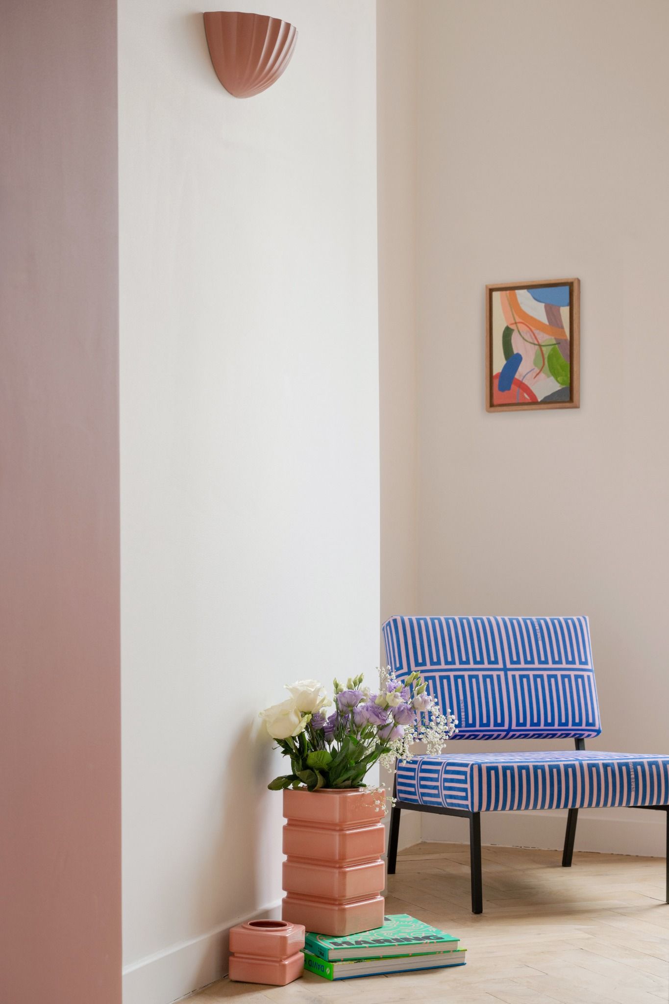 Situé au cœur du quartier des Brotteaux dans le 6ᵉ arrondissement de Lyon, cet appartement haussmannien T3 a fait l’objet d’une rénovation complète, pensée avec subtilité et douceur. L’enjeu : moderniser les volumes tout en respectant le cachet de l’ancien et en intégrant un élément central fort — un aquarium, véritable point de départ du projet.