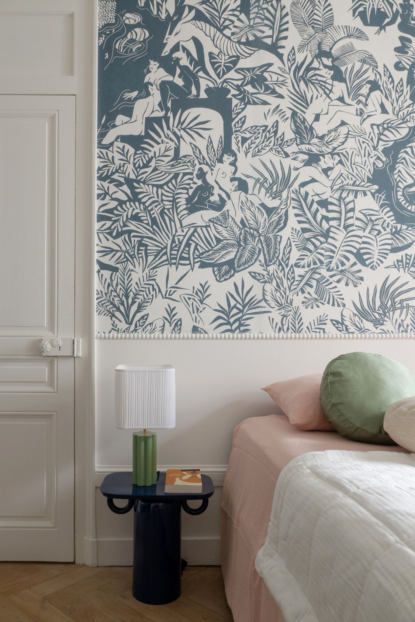 Situé au cœur du quartier des Brotteaux dans le 6ᵉ arrondissement de Lyon, cet appartement haussmannien T3 a fait l’objet d’une rénovation complète, pensée avec subtilité et douceur. L’enjeu : moderniser les volumes tout en respectant le cachet de l’ancien et en intégrant un élément central fort — un aquarium, véritable point de départ du projet.