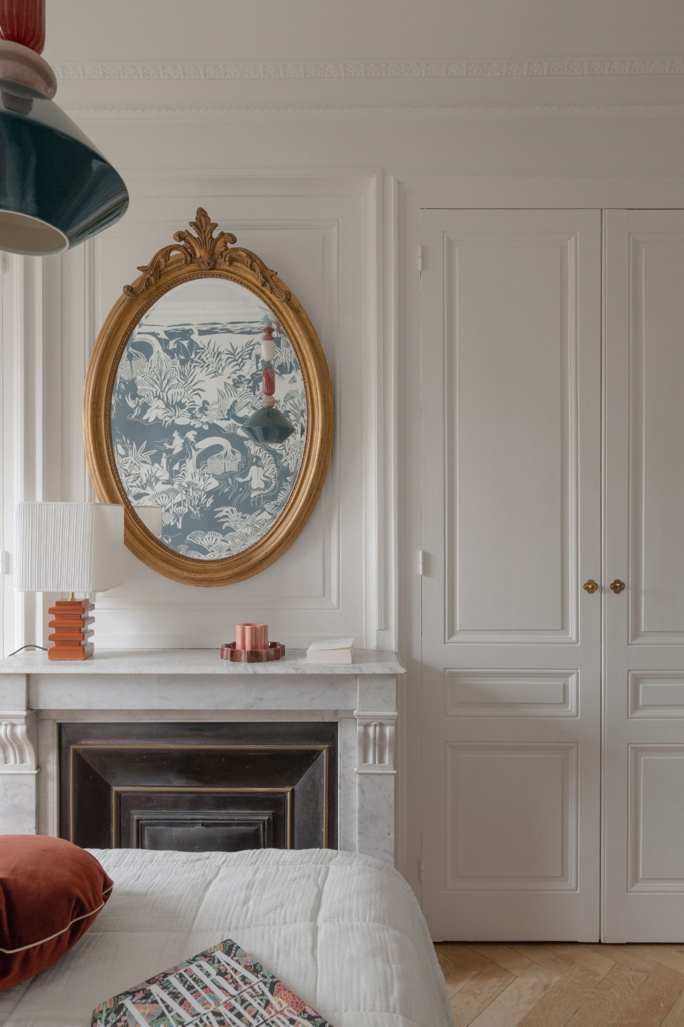 L'espace nuit se compose de quatre chambres confortables et d'un dortoir intimiste, chacun offrant un refuge paisible après une journée passée à explorer les pistes ou à profiter de l'air pur de la montagne. Chaque chambre bénéficie de sa propre salle de bain, garantissant intimité et confort à tous les occupants.