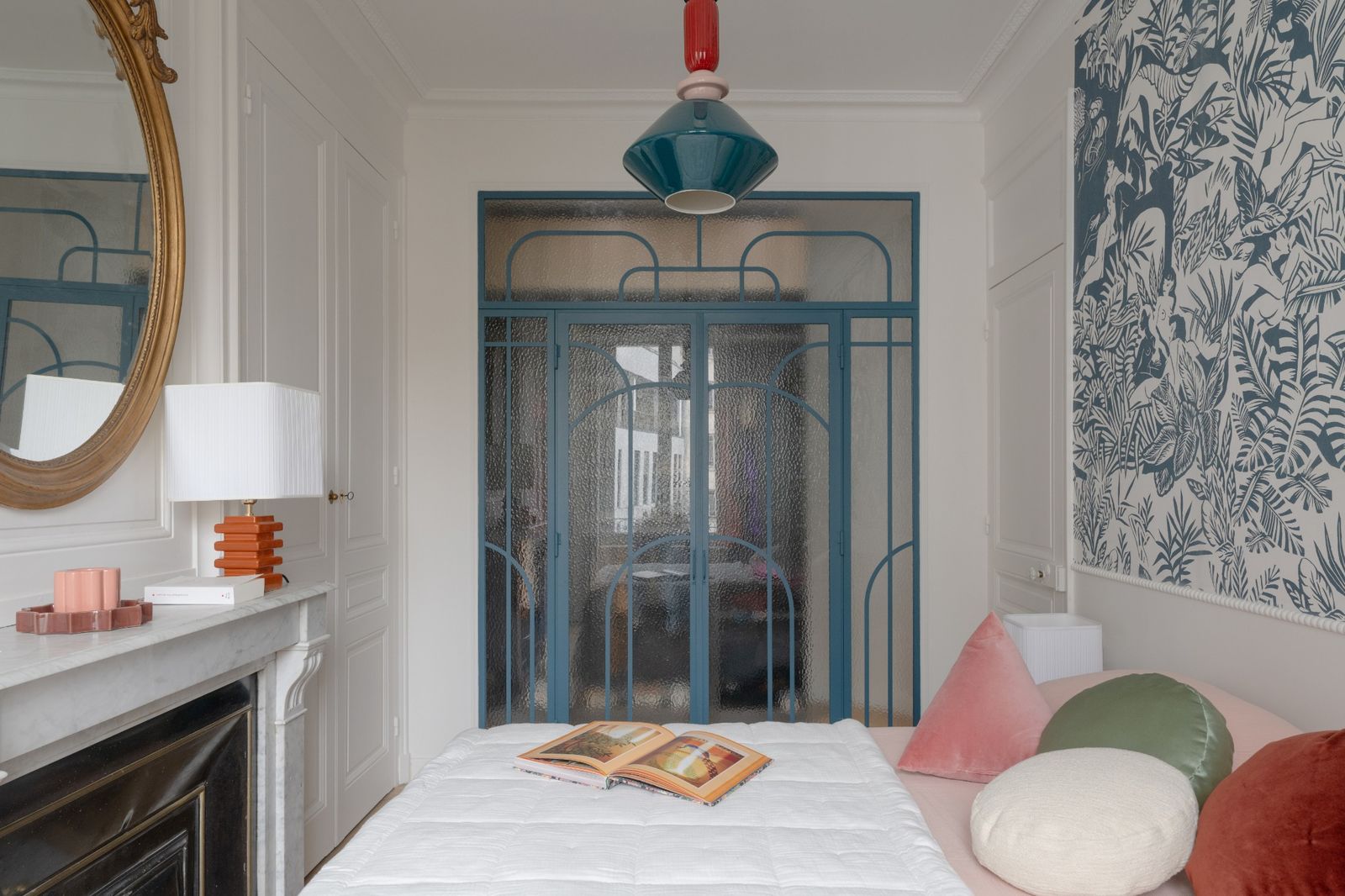 Situé au cœur du quartier des Brotteaux dans le 6ᵉ arrondissement de Lyon, cet appartement haussmannien T3 a fait l’objet d’une rénovation complète, pensée avec subtilité et douceur. L’enjeu : moderniser les volumes tout en respectant le cachet de l’ancien et en intégrant un élément central fort — un aquarium, véritable point de départ du projet.