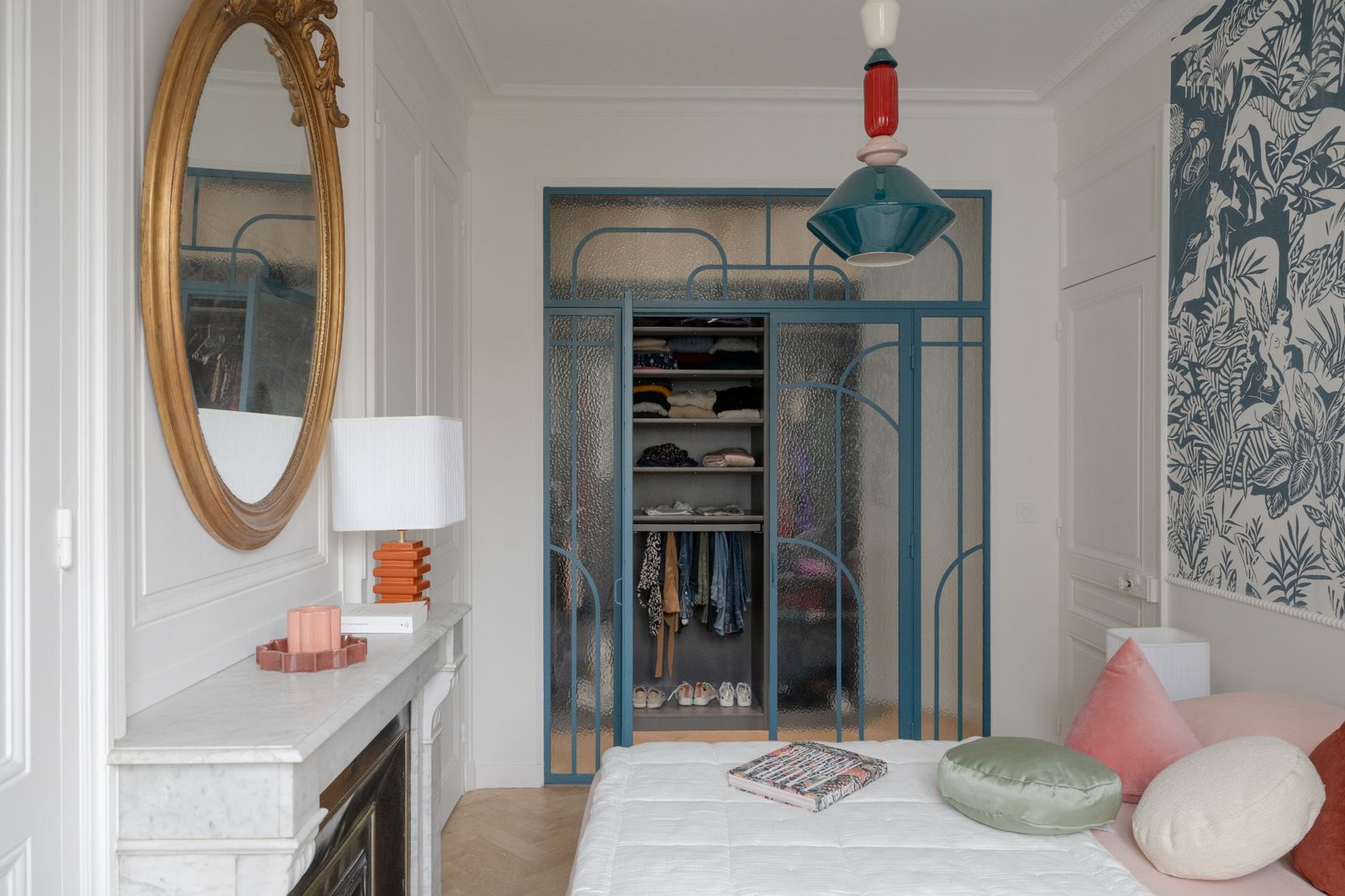 L'espace nuit se compose de quatre chambres confortables et d'un dortoir intimiste, chacun offrant un refuge paisible après une journée passée à explorer les pistes ou à profiter de l'air pur de la montagne. Chaque chambre bénéficie de sa propre salle de bain, garantissant intimité et confort à tous les occupants.