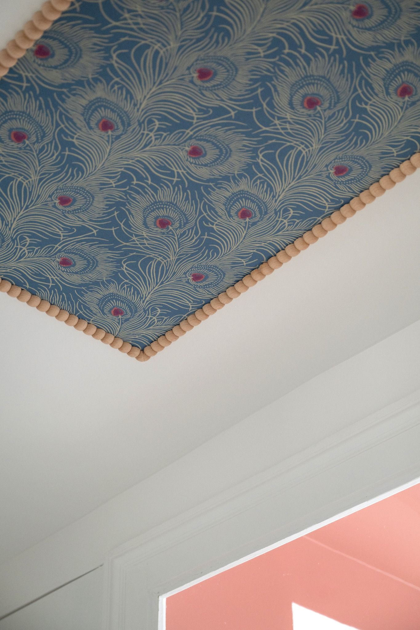 L'espace nuit se compose de quatre chambres confortables et d'un dortoir intimiste, chacun offrant un refuge paisible après une journée passée à explorer les pistes ou à profiter de l'air pur de la montagne. Chaque chambre bénéficie de sa propre salle de bain, garantissant intimité et confort à tous les occupants.