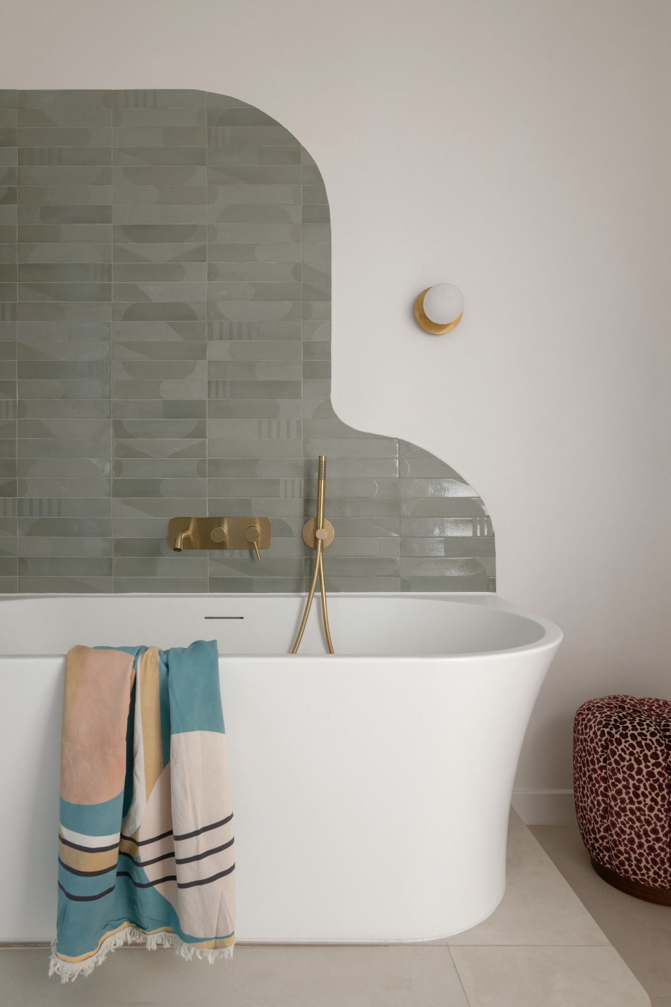 Situé au cœur du quartier des Brotteaux dans le 6ᵉ arrondissement de Lyon, cet appartement haussmannien T3 a fait l’objet d’une rénovation complète, pensée avec subtilité et douceur. L’enjeu : moderniser les volumes tout en respectant le cachet de l’ancien et en intégrant un élément central fort — un aquarium, véritable point de départ du projet.