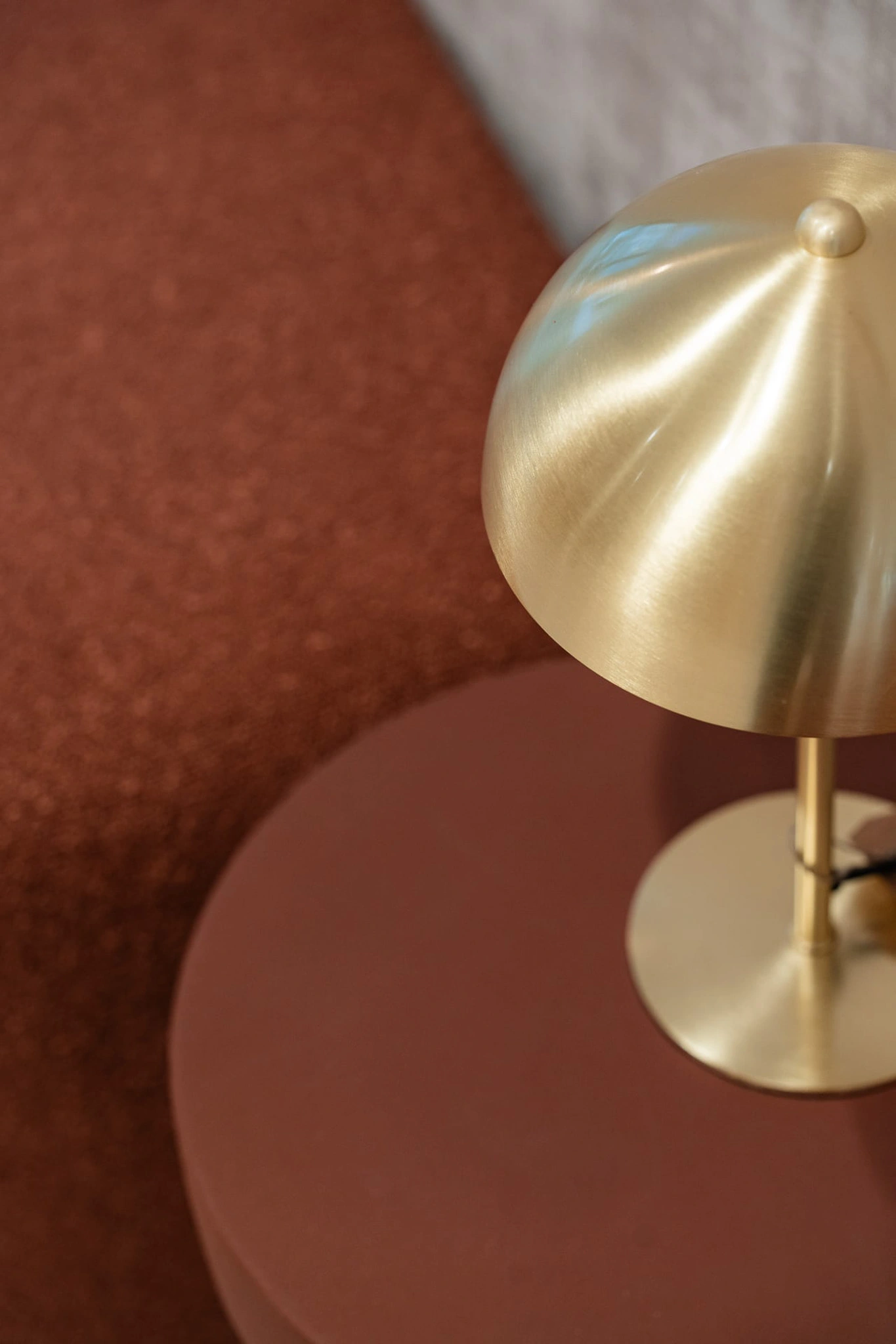 Lampe champignon en laiton posée sur un guéridon terracotta, projet de décoration Alexandra Hilvert