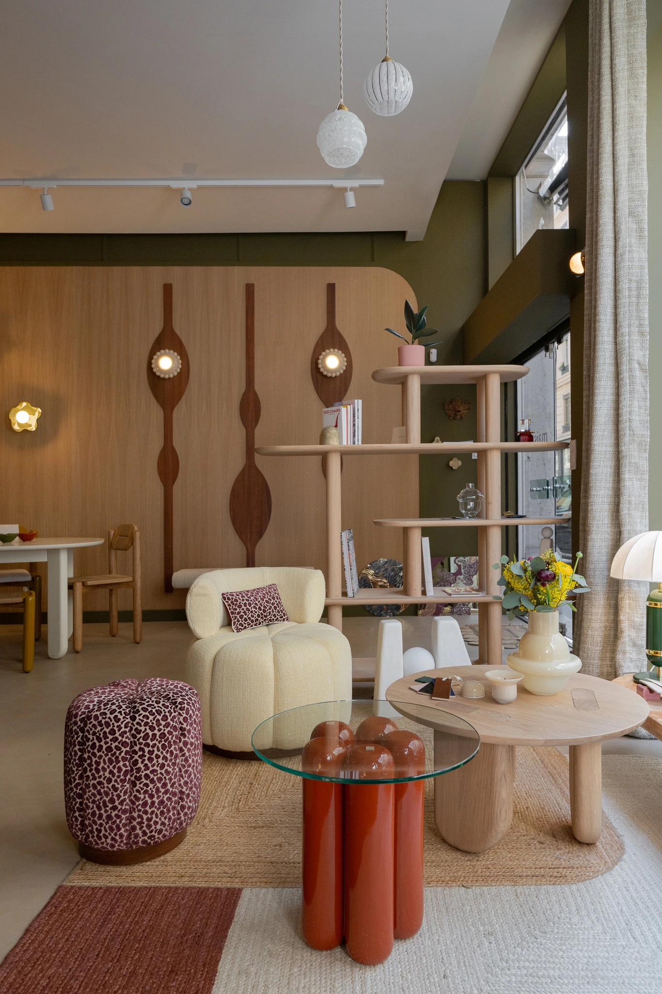 Le bureau-boutique d’Alexandra Hilvert à Lyon, aménagé en espace de vie : mobilier sur mesure, étagères en bois et assises