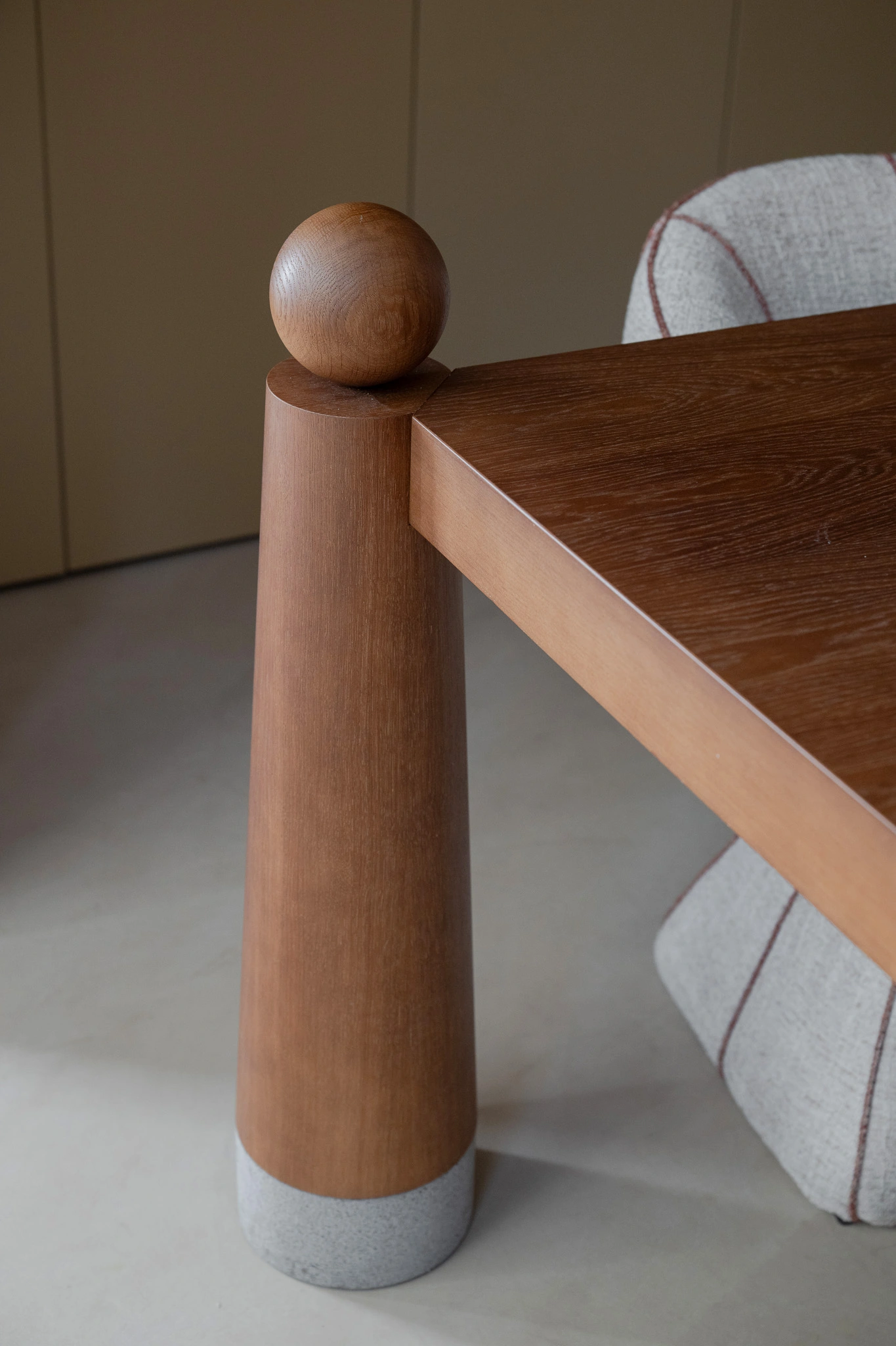 Table en bois à pied tourné et socle de béton, mobilier sur mesure dessiné par Alexandra Hilvert