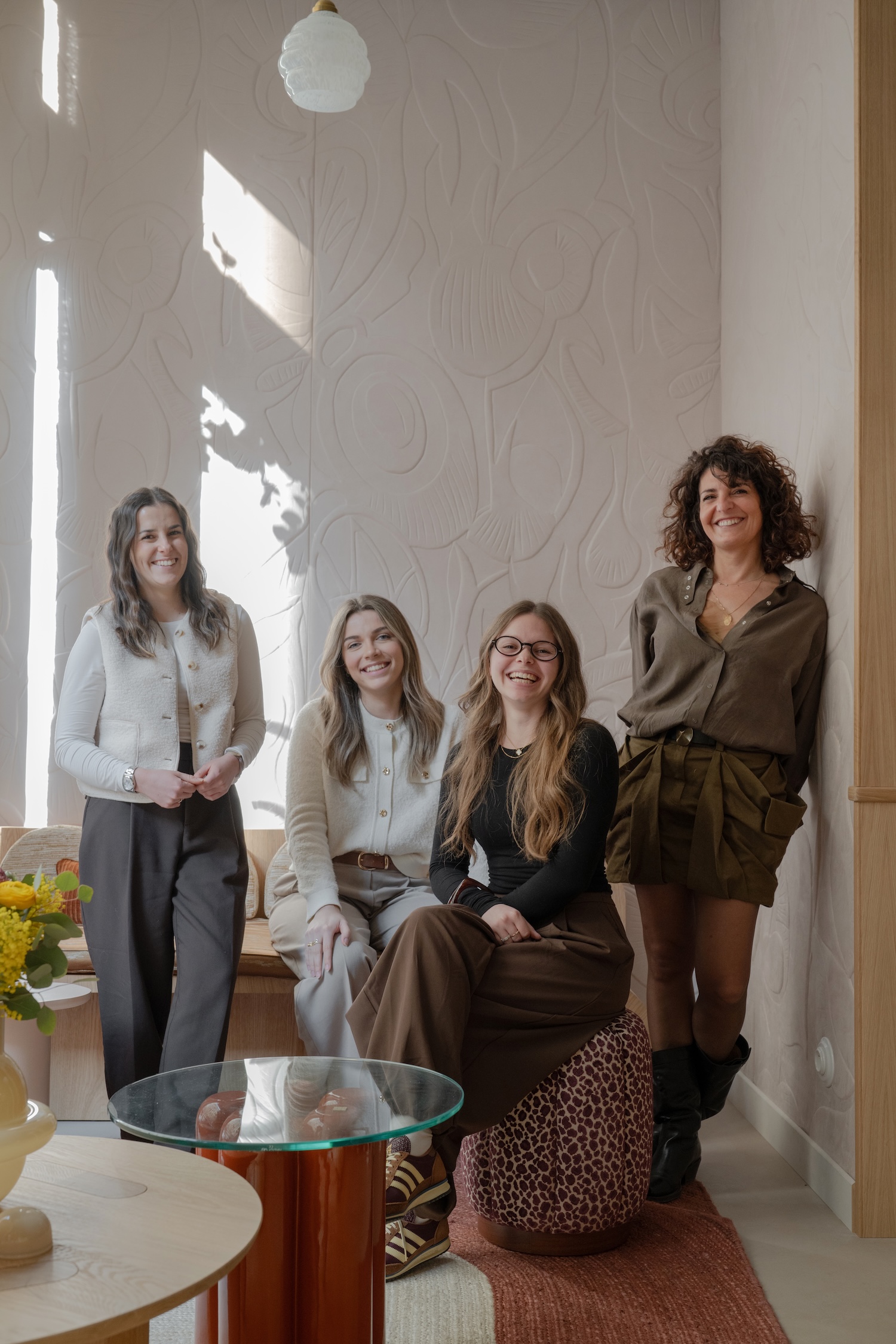 L’équipe de l’agence Alexandra Hilvert réunie dans le bureau-boutique de Lyon